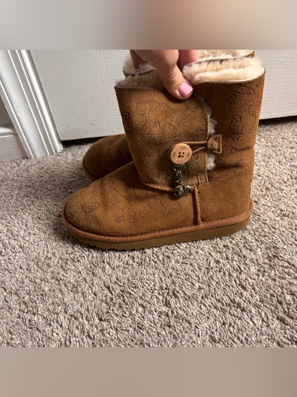 UGG Kids Bailey Button Charmed Boots Chestnut Shearling Size 2